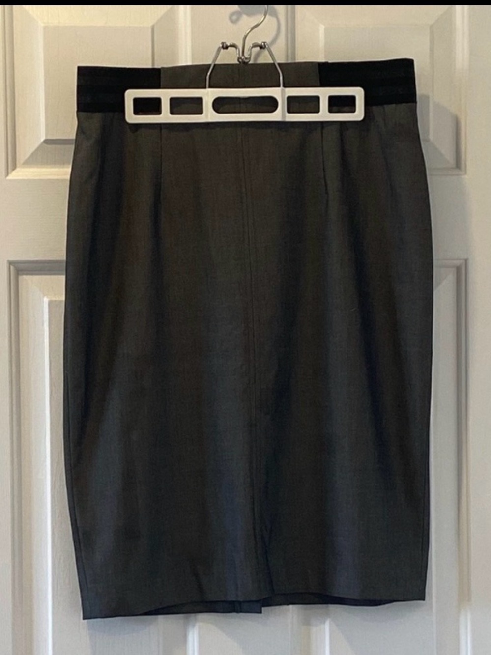 Women’s grey pencil skirt, size 10 – chic office style – fitted cut